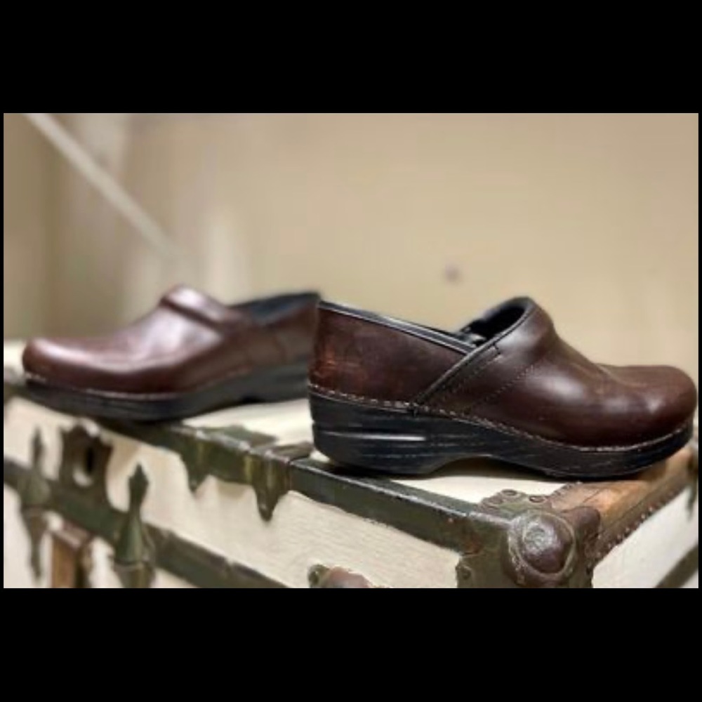 Dansko spike 38 brown excellent condition